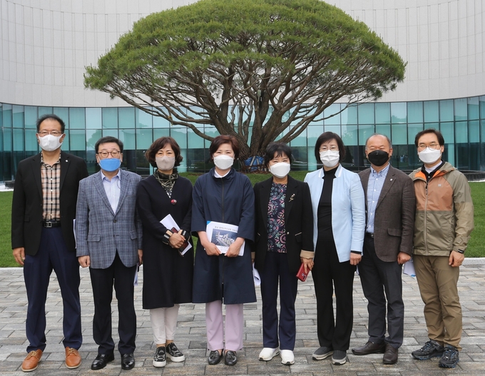 안양시의회 보사환경위원회의원들이 ‘화성 함백산 추모공원’ 을 개원 전 사전 현장 방문했다.