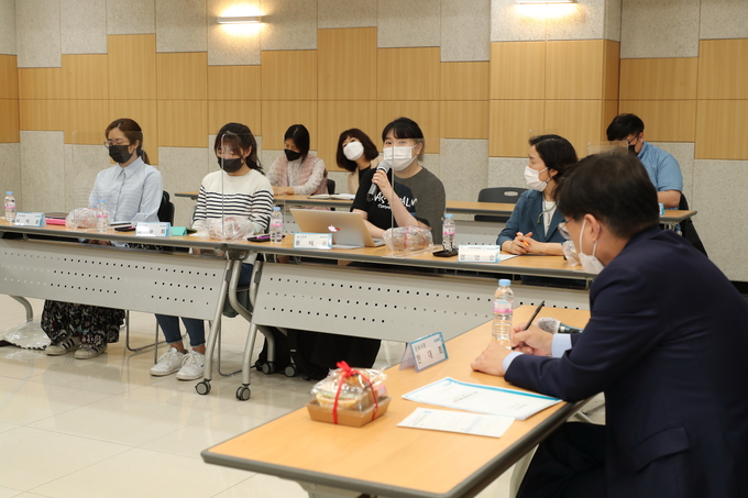한대희 시장(오른쪽)이 사회적경제 학습동아리 회원들과의 소통간담회에서 동아리 회원들의 의견을 듣고 있다.(사진=군포시 제공)