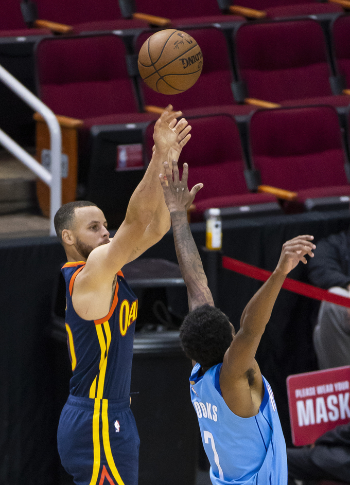 NBA 농구선수 스테판 커리는 워밍업을 끝내고 라커룸으로 가기 전 특정 보안 요원에게 공을 건네받은 후 터널에서 슈팅을 시도하는 루틴을 가지고 있다. (사진=AP·연합뉴스 제공)