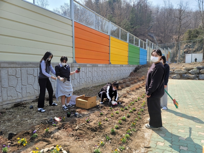 조종중고교 학생들이 텃밭을 가꾸고 있다. (사진= 조종중·고등학교 제공)