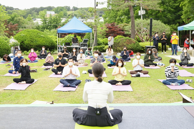 의왕시 코로나19 종식기원 건강콘서트 숲속요가 달빛산책. (사진=의왕시 제공)