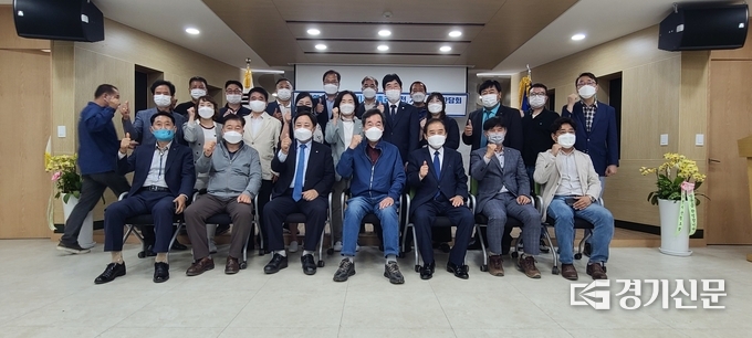 간담회가 끝난 후 이낙연 전 총리와 참석자들이 기념촬영하고 있다. (사진=문석완 기자)