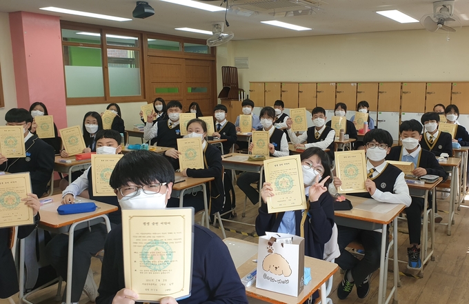 구리 서울삼육중학교는 31일 ‘세계 금연의 날’ 기념하며 가족과 함께하는 금연 서약식 실시하고 있다. (사진=구리남양주교육지원청 제공)