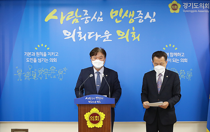 경기도의회 더불어민주당 소속 성수석 의원(가운데)과 도의회 더민주 김성수 수석대변인(오른쪽)이 31일 기자회견문을 발표하고 있다(사진=경기도의회 제공)