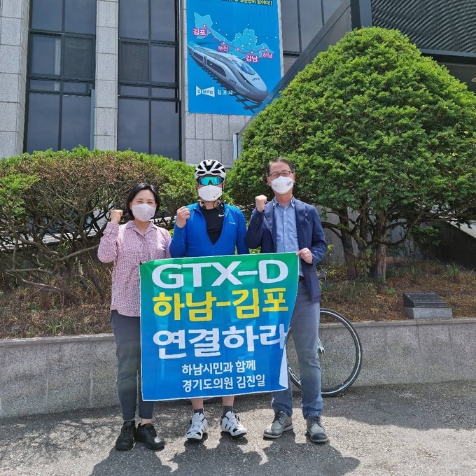 경기도의회 김진일 의원(가운데)과 심민자 의원(왼쪽), 채신덕 의원(오른쪽)이 기념촬영을 하고 있다(사진=경기도의회 제공)