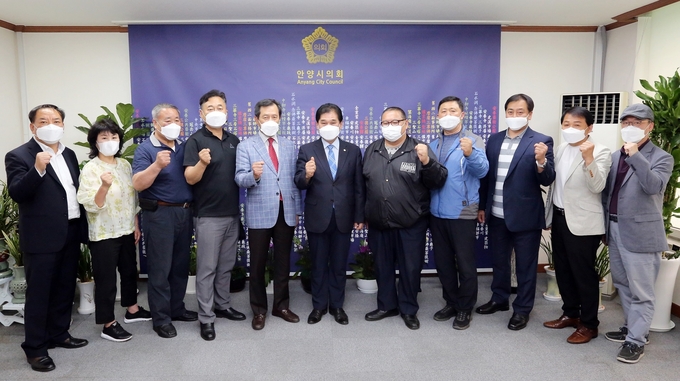 안양시의회가 안양시 주민자치협의회와 간담회를 마친 뒤 파이팅하고 있다. (사진=안양시의회 제공)