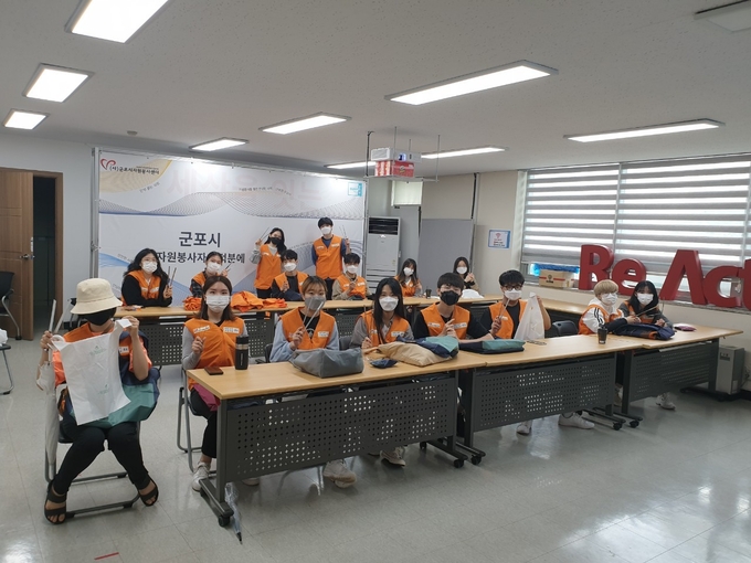 군포시 청년 봉사단이 플로깅 활동 시작했다. (사진=군포시자원봉사센터 제공)
