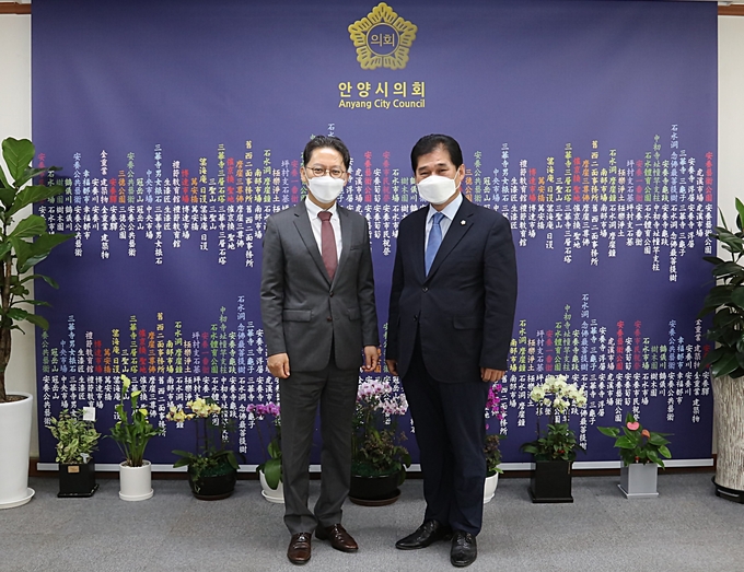 안양시의회가 최우규 의장과 경인교대 김창원 총장이 상호 협력 및 지역사회 발전을 위해 손을 맞잡았다. (사진=안양시의회 제공) 