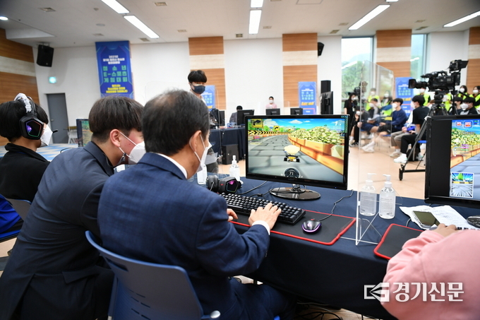 박윤국 포천시장이 카트라이더 이벤트 경기를 하고 있다. (사진=포천시 제공)