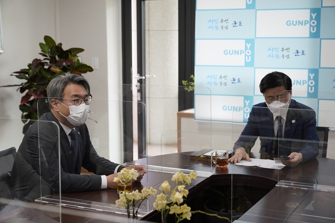 이석훈 경기도주식회사 대표이사-한대희 군포시장 간담회 모습 (사진 = 경기도주식회사 제공)