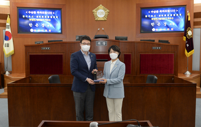 코로나19에 따른 사회적 거리두기로 인해 별도의 시상식 없이 오산시의회 장인수 의장이 본회의장에서 한은경의원에게 상패를전수하고 있다. (사진=오산시의회 제공)