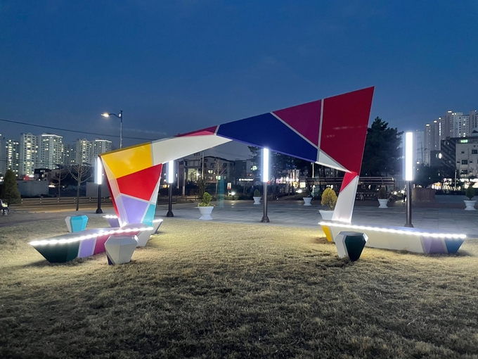 봉담읍 화성국민체육센터에 아트벤치 프로젝트 ‘쉬어 가세요! (사진=화성시 제공)