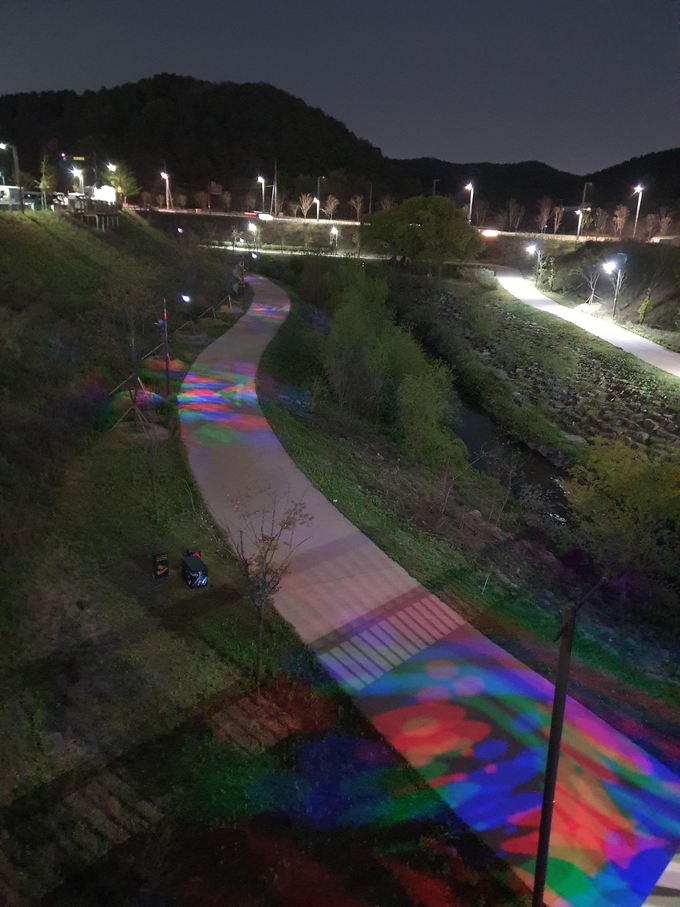 그레이큐브 팀이 장지천 산책로에 조형물 및 벤치 설치를 이용해 설치한 ‘WALKING MUSEUM’ 작품. (사진=화성시 제공)