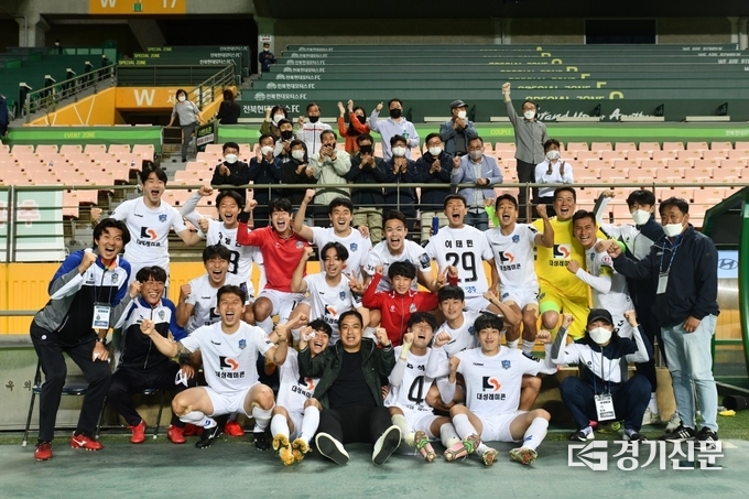 FA컵에서 전북현대에 충격패를 안긴 양주시민축구단원들이 경기 직후 기념사진을 촬영하며 승리를 만끽하고 있다. (사진=양주시체육회 제공)