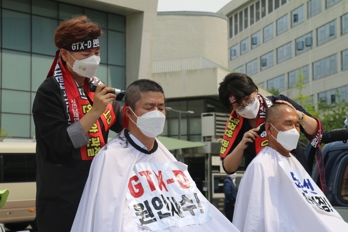 민주당 박상혁·김주영 국회의원 등이 세종시 국토부 앞에서 삭발을 진행하고 있다. (사진=독자 제공)
