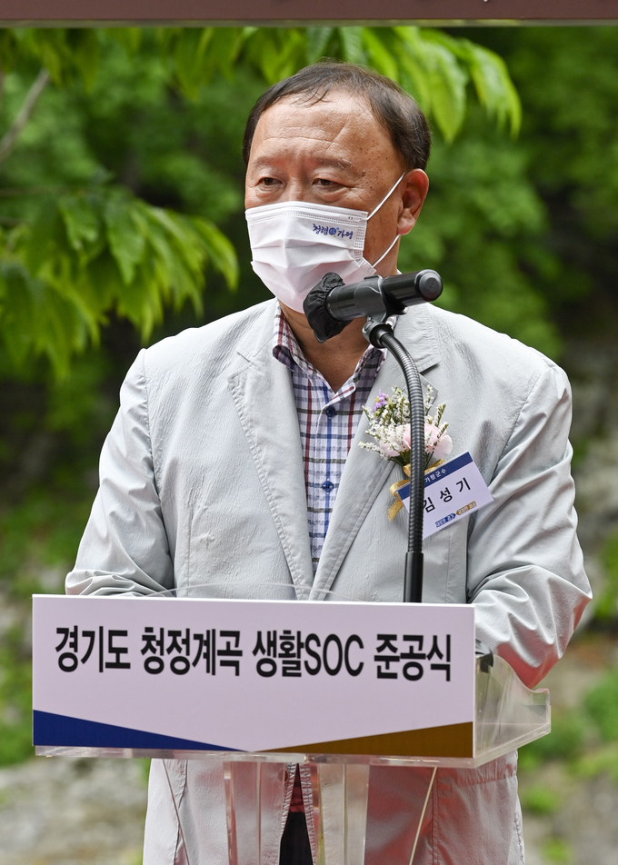 김성기 가평군수는 상천테마파크 등 관내 사업과 관련해 부정 청탁을 받았는지에 대한 답변을 거부하고 있다.. 사진은 김 군수가 지난달 26일 가평군 용소폭포 앞에서 열린 '경기도 청정계곡 생활 SOC 준공식'에 참석해 축사를 하고 있다. (사진=황준선 기자)