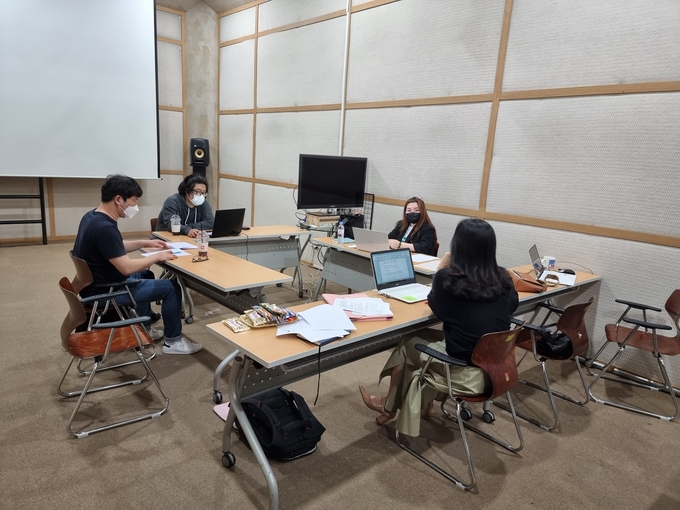 방송 아이템회의를 진행하고 있는 부천오원소(사진=경기도 제공)