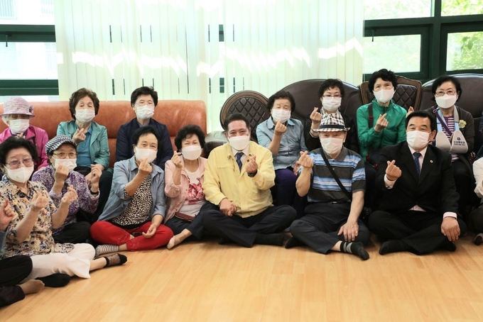 최대호 안양시장이 경로당 방문해 노인 들의 안부를 살폈다. (사진=안양시 제공)