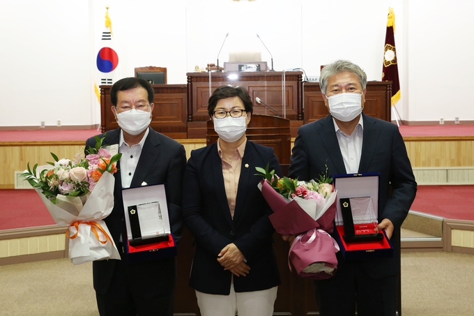 군포시의회 장경민·이견행 의원이 경기도 시‧군의회의장협의회로부터 의정활동 최우수의원으로 선정됐다. (사진=군포시의회 제공)