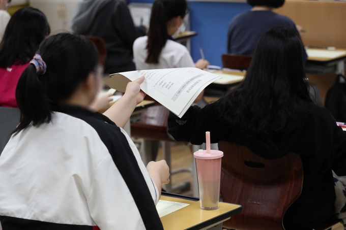 문·이과 통합 체제로 시행되는 2022학년도 대학수학능력시험의 첫 모의평가가 실시된 3일 오전 서울 영등포구 여의도여자고등학교에서 학생들이 시험지를 받고 있다. (사진=연합뉴스)