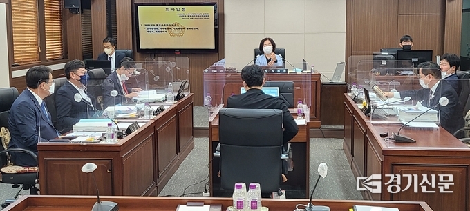 포천시의회 3층 의정회의실에서 행정사무감사 첫날 회의가 열리고 있다. (사진=문석완 기자)