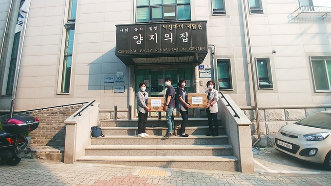 군포시민농부학교가 첫 수확물인 쌈채소를 중증장애인거주시설인 양지의 집에 기부했다. (사진=군포시 제공)