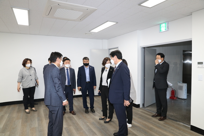 구리시의회는 지난 2일 제305회 제1차 정례회 제2차 본회의를 진행,새마을회관 경로식당 민간위탁 동의안, 현장 확인후 조건부 원안가결했다./구리시의회 제공