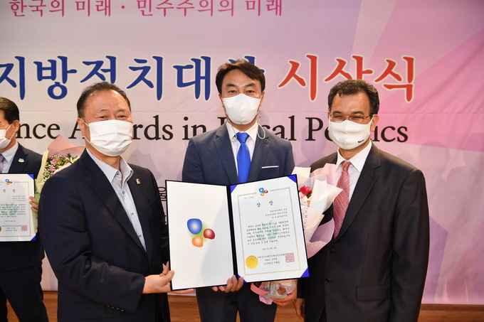 지난 2일 거버넌스센터 주최 ‘제3회 거버넌스 지방정치대상’에서 우수상을 수상한 김상호 하남시장. (사진=하남시 제공)