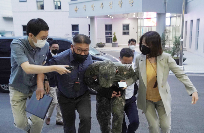 고개 숙인 채 영장실질심사 출석하는 장모 중사 (사진=연합뉴스/자료사진)