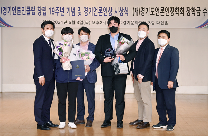 3일 수원 경기문화재단에서 열린 (사)경기언론인클럽 창립 19주년 기념 및 경기언론인상 시상식에서 최선욱 경기신문 대표이사, 김동현(김준호 부국장 자녀) 학생, 김준호 경기신문 부국장, 김기현 기자, 방기열 경기신문 경제부장, 김대훈 경기신문 편집국장(사진 왼쪽부터)이 기념촬영을 하고 있다. (사진=조병석 기자)