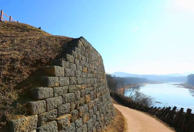 고구려시대 자연성벽인 당포성. 미산면 동이리에 있다. (사진=연천군 제공)