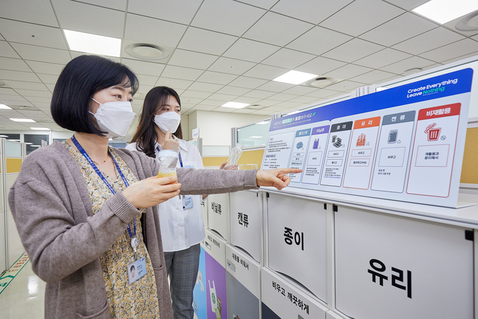삼성전자 사내 재활용 분리배출 모습 (사진=삼성전자 제공)