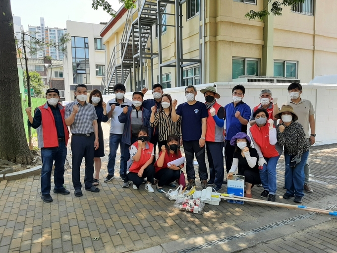 중앙동은 중앙동주민자치위원회 벽화그리기 실시. (사진=오산시 제공)