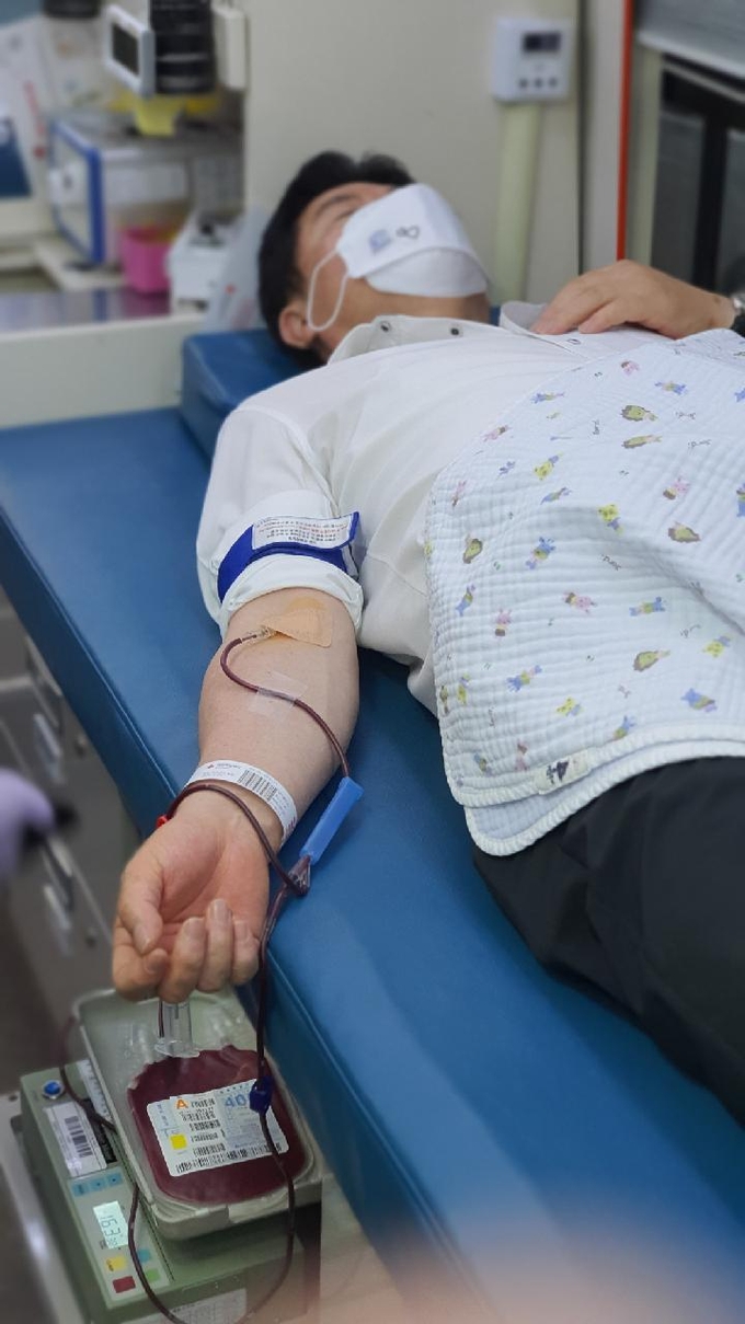3일 연천군청 주차장에서 진행된 사랑의 헌혈 운동에 참여한 군청 공무원이 헌혈차량 안에서 헌혈을 하고 있다. (사진=연천군 제공)