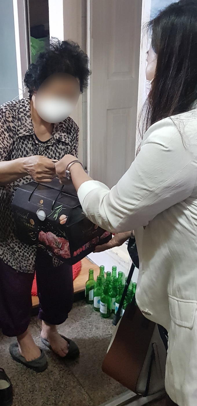 구리시 동구동 지역사회보장협의체 위원이 지난 3일 한돈세트를 전달하고 있다. (사진=구리시 동구동 사회보장협의체 제공)