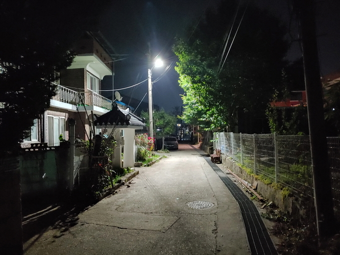 가평경찰서가 심야시간에도 LED 조명을 밝게 비춰 범죄안전 사각지대가 될 수 있는 골목길을 조성했다. (사진=가평경찰서 제공)