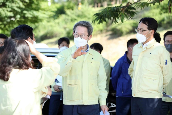 행정안전부 김희겸 재난안전관리본부장이 4일 구리시 수택지구 우수저류시설 등을 방문해 현장점검을 진행하고 있다(사진=경기도 제공)