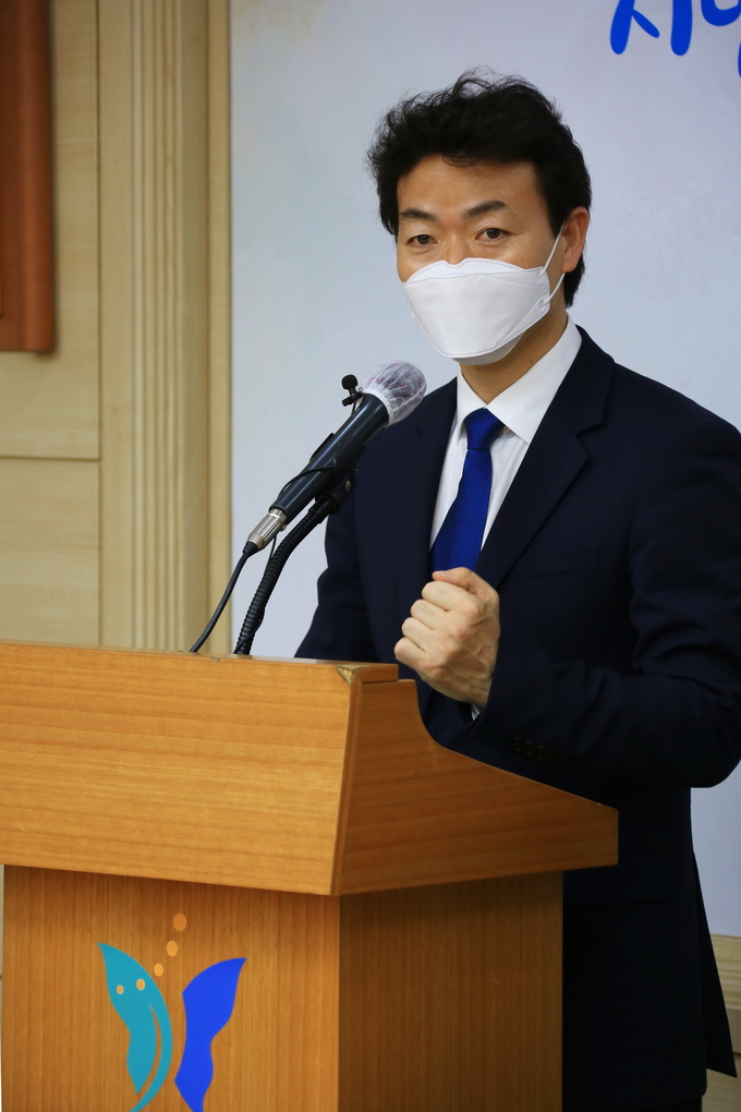 김종천 과천시장이 4일 시청 상황실에서 긴급 기자회견을 열고, 정부 부동산 대책 철회 등을 전하고 있다. (사진=과천시 제공)