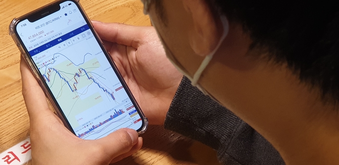 일부 청년들은 양극화 사회에서 살아남기 위해 코인이나 주식을 택하기도 한다. (사진=박환식 기자)