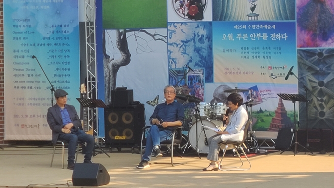 수원민예총 제25회 수원민족예술제에서 이오연 작가(왼쪽)와 이주영 작가(가운데)가 코로나19 이후 예술에 대해 이야기했다. (사진=신연경 기자)