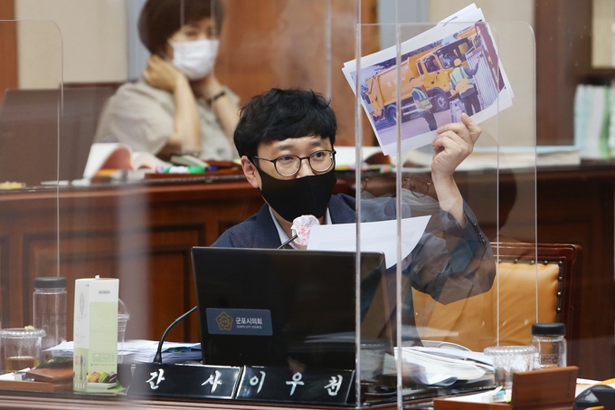 이우천 의원이 위생자원과에 대한 감사에서 사업장 폐기물이 혼입되는 사례가 있는지 관리 감독을 철저히 하라”고 요구하고 있다. (사진= 군포시의회 제공)