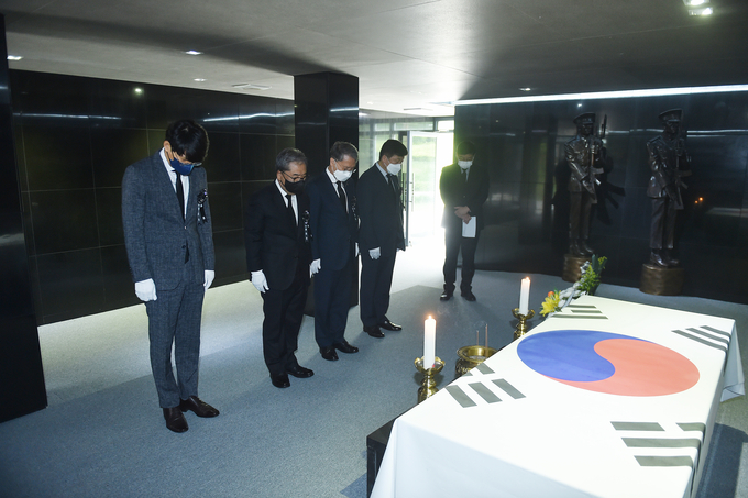 이재정 교육감이 현충일인 6일 수원현충탑을 찾아 순국선열에 대해 넋을 기렸다. (사진=경기도교육청 제공)