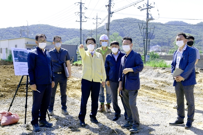 수해복구현장 점검에 나선 최종환 시장이 현장 지시를 하고 있다.(사진=파주시 제공)