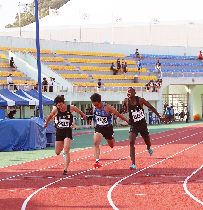 한국 육상 유망주 비웨사 다니엘 가사마가 제49회 KBS배 전국육상경기대회 남고부 200m 결승에서 개인 최고 기록을 달성하며 우승을 거뒀다. (사진=연합뉴스 제공)