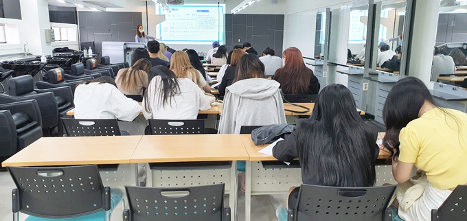 오산대학교 대학일자리센터에서 원클릭입사지원서 대면 실습지도를 하고 있다. (사진=오산대학교 제공)