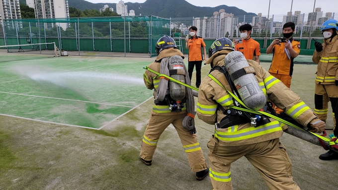 군포소방서가 소방서 건물 활용 '화재진압 숙달 훈련'에 구슬땀을 흘리고 있다. (사진=군포소방서 제공)