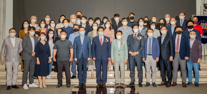오산 미래공감포럼발대식에 참석한 각 기관단체장 및 사회단체장 및 관련 유관기관, 시민사회단체등과 함께 기념촬영을 하고 있다.(사진=지명신 기자)