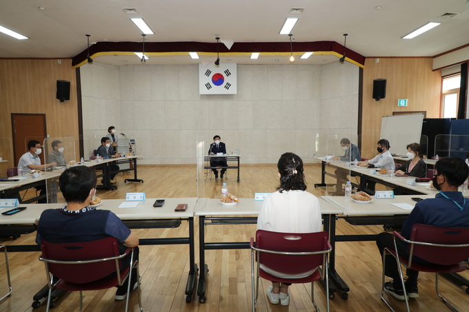 한대희 군포시장(가운데)이 당동로시장 상인들과 간담회를 갖고 시장상권 지원방안 등을 논의하고 있다. (사진=군포시 제공)