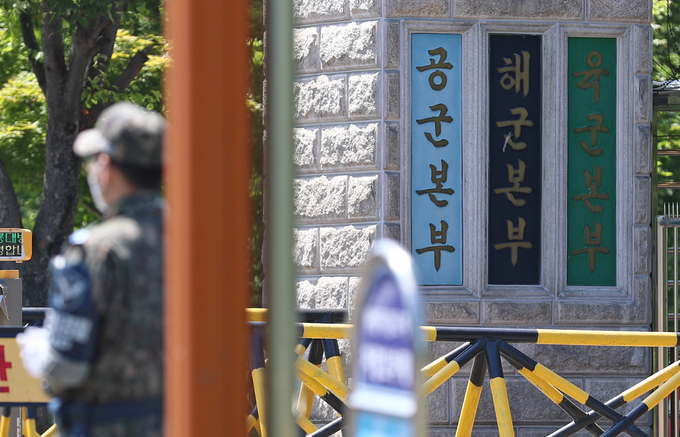 지난 4일 오후 충남 계룡대 정문 모습. 국방부 검찰단은 이날 숨진 공군 부사관의 성추행 피해 사건과 관련해 공군본부 군사경찰단 등에 대해 압수수색을 했다. (사진=연합뉴스/자료사진)
