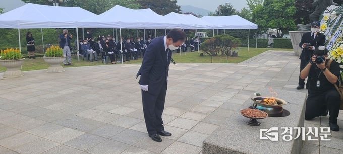 박윤국 포천시장이 현충일 추념식에서 헌화, 분향 후 묵념하고 있다. (사진=문석완 기자)